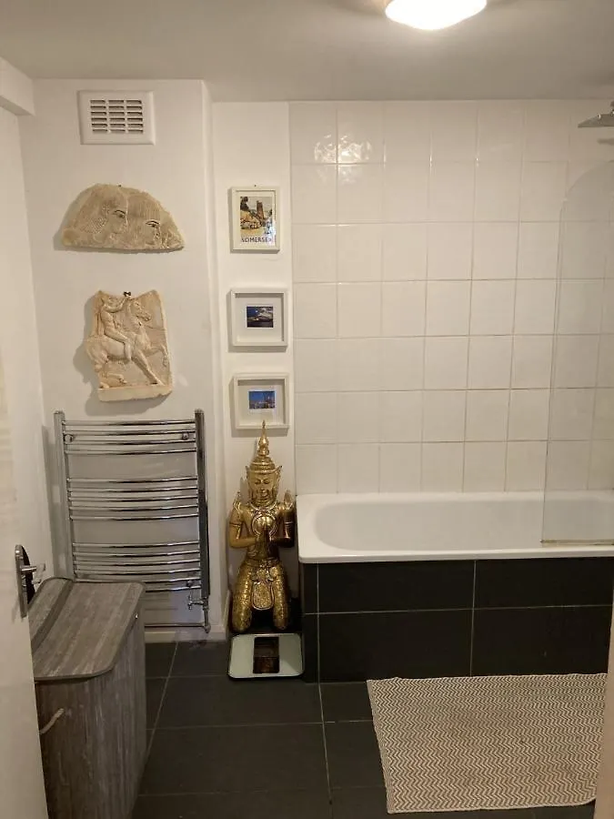 Garden Oasis Apartment: Central, Private & Parking London Apartment