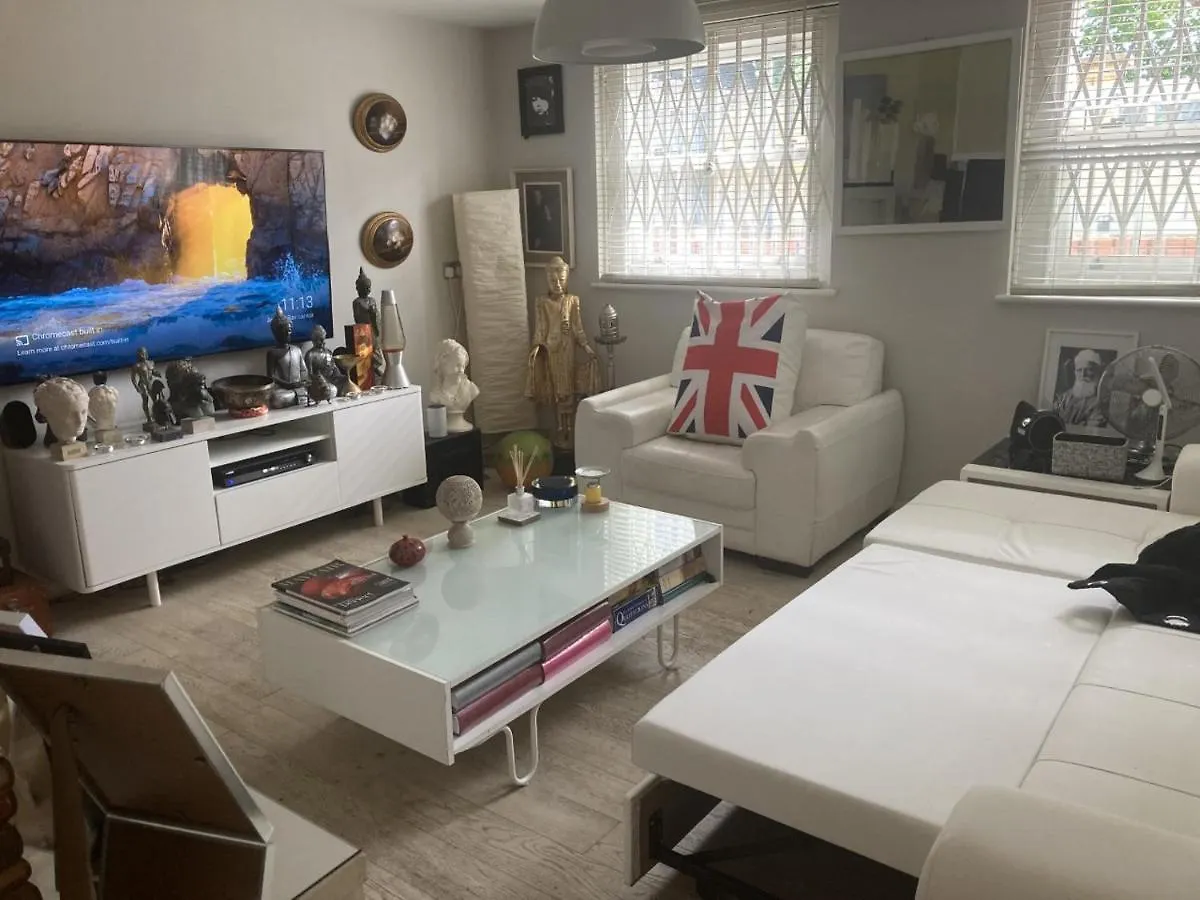 Apartment Garden Oasis Apartment: Central, Private & Parking London