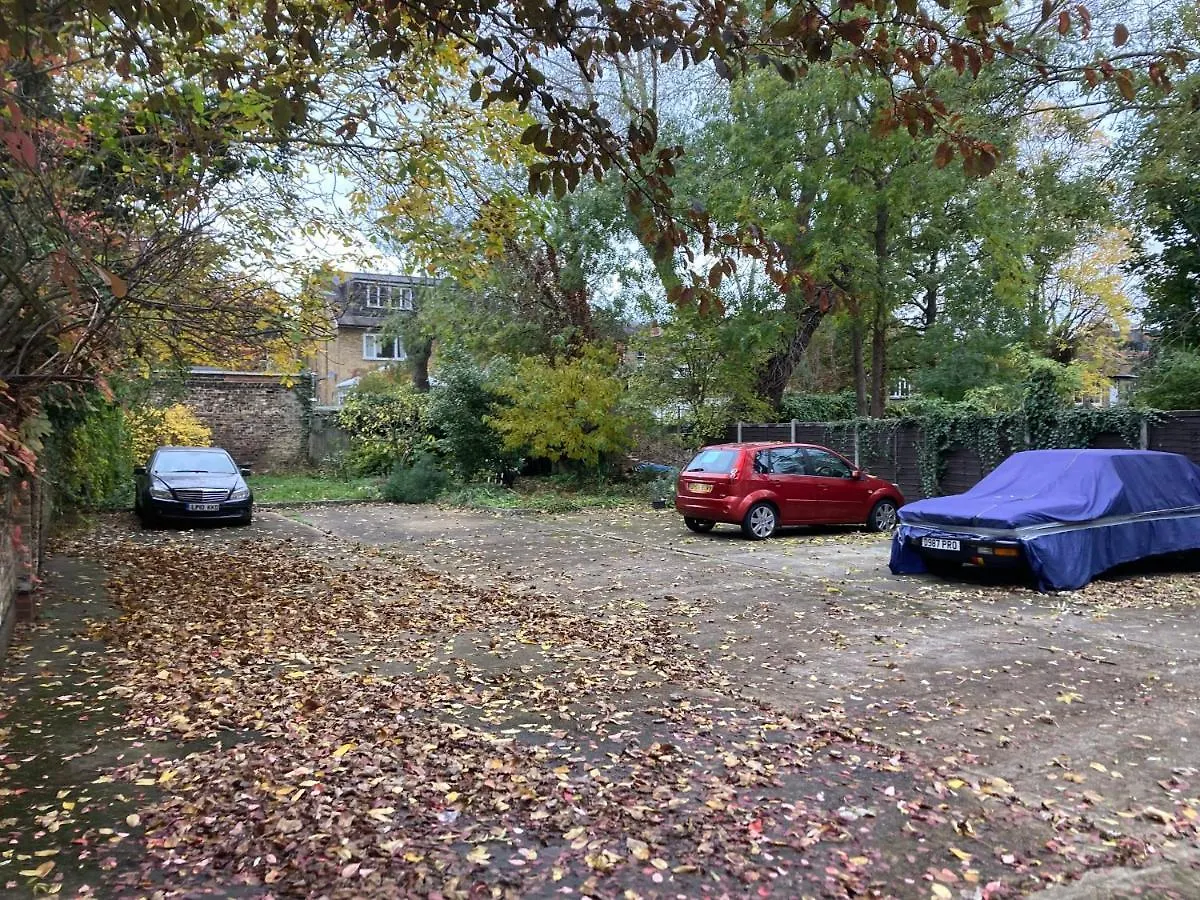 Apartment Garden Oasis Apartment: Central, Private & Parking London